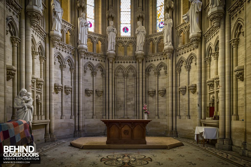 Chapelle des Pelotes, France - The altar with statues above