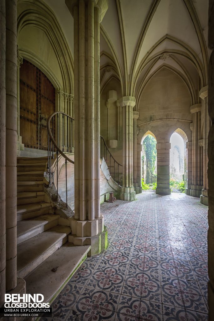 Chapelle des Pelotes, France - Chapel entrance