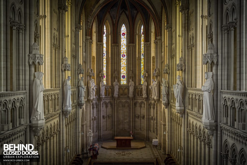 Chapelle des Pelotes, France - Statues above the sanctuary