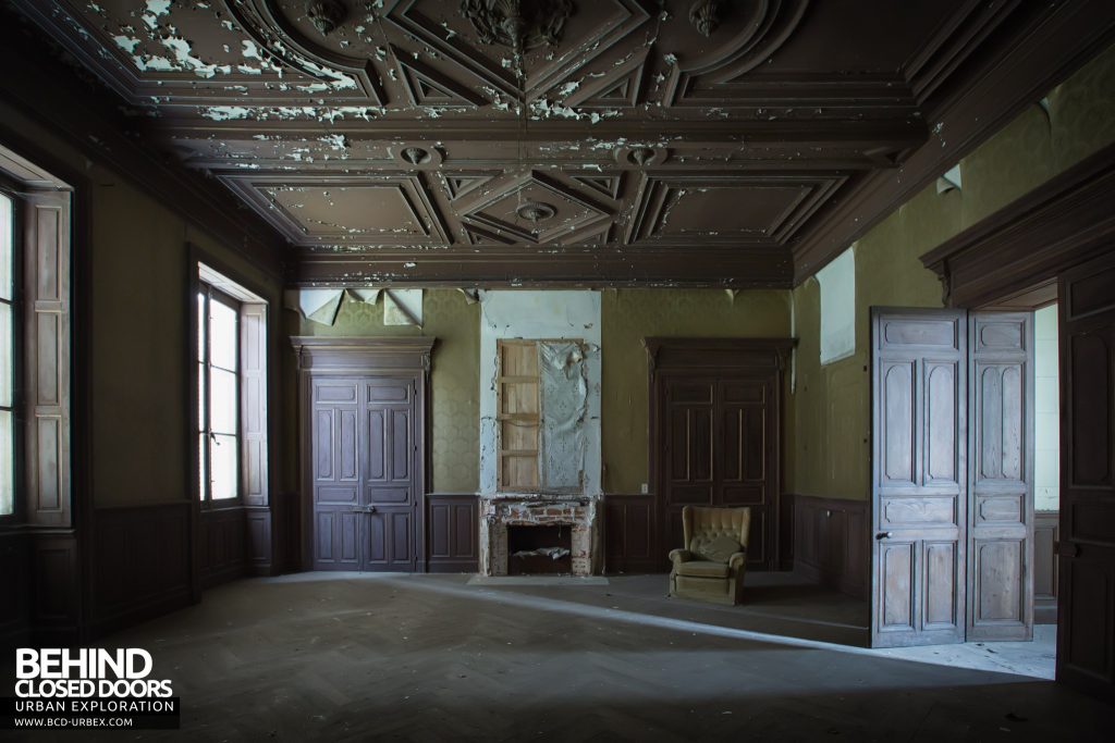 Château Poseidon, France - Room with carved-wood ceiling