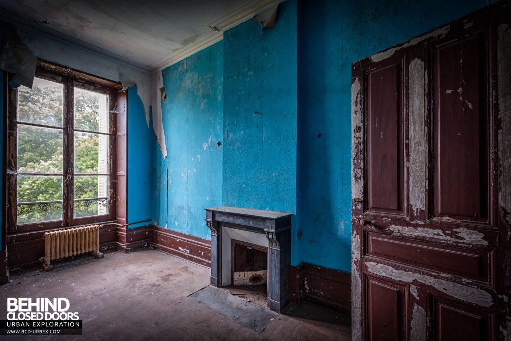 Château Poseidon, France - Another bedroom with fireplace