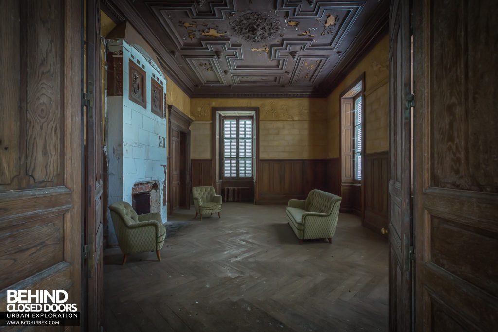 Château Poseidon - Through the doors of a grand room