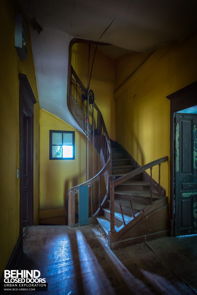 Château Poseidon - Spiral staircase with pulley wheel