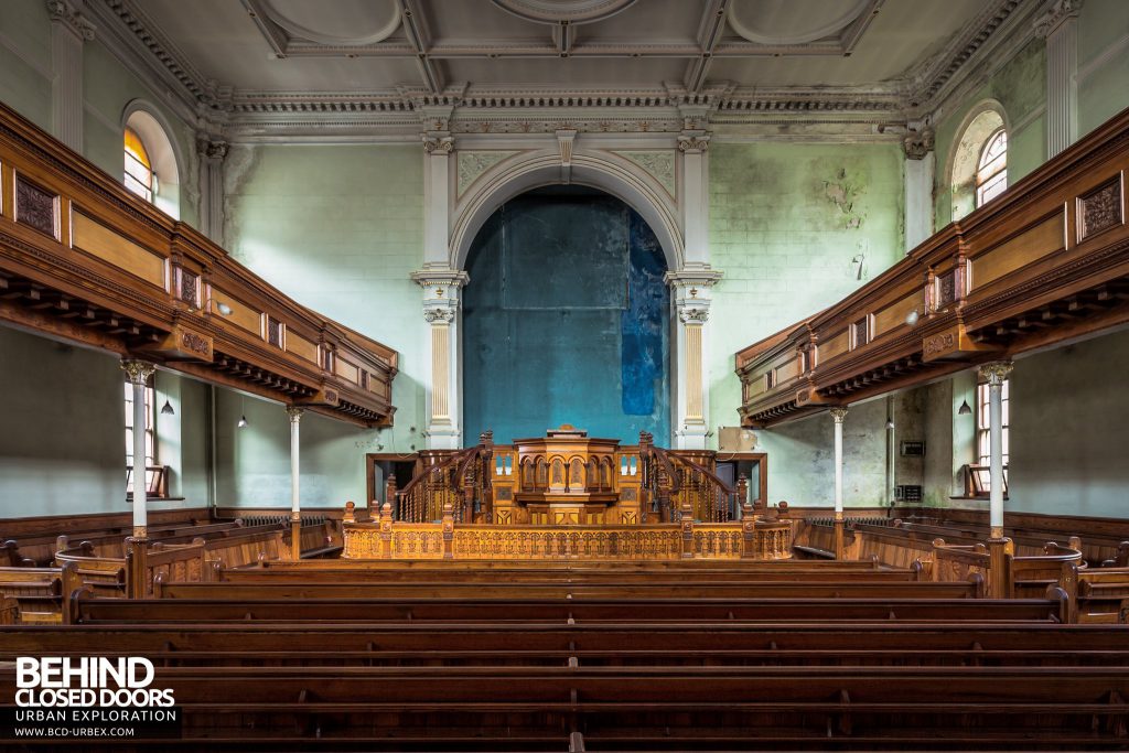 Capel Salem, Pwllheli - Seating and the pulpit