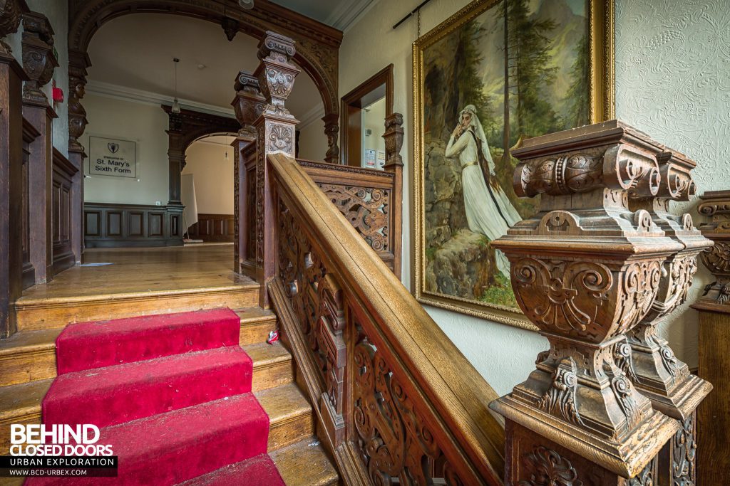Battenhall Mount, Worcester - Grand staircase with pictures hanging on the wall