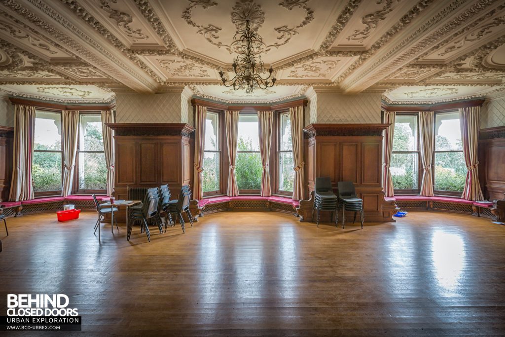 Battenhall Mount, Worcester - Bay windows and elegant ceiling