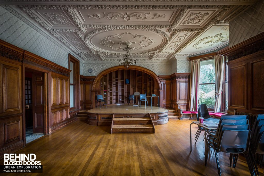 Battenhall Mount, Worcester - A stage at the other end of the music room