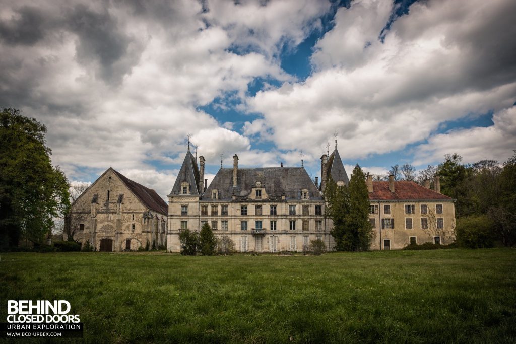 Château Stromae / Castle 65, France - External shot showing the front of the house