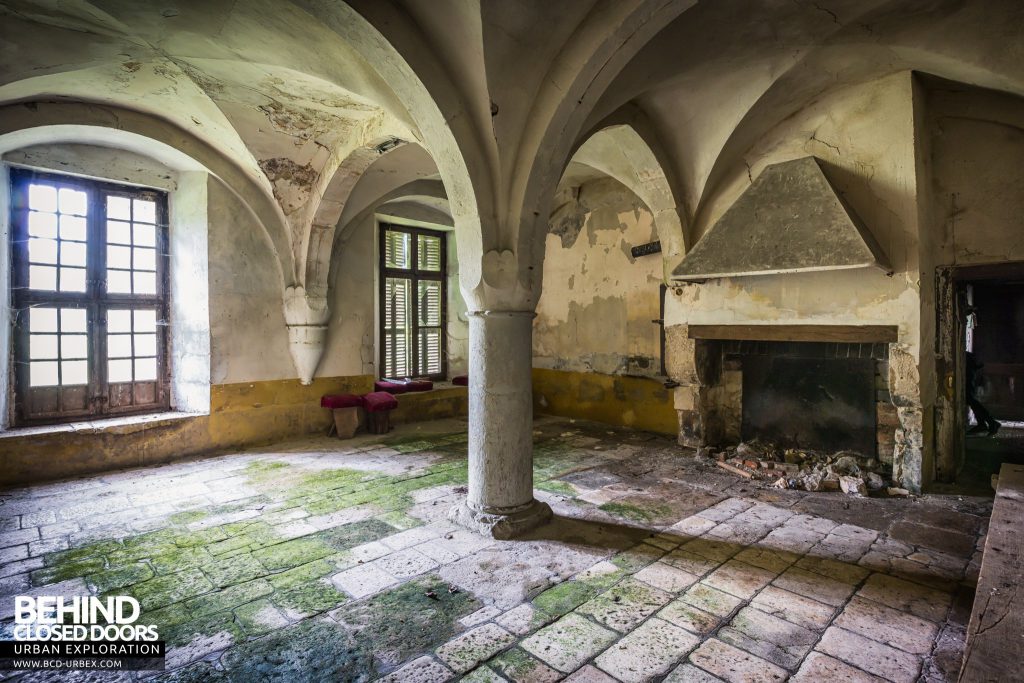 Château Stromae / Castle 65, France - Heading further into the house we find a vaulted room