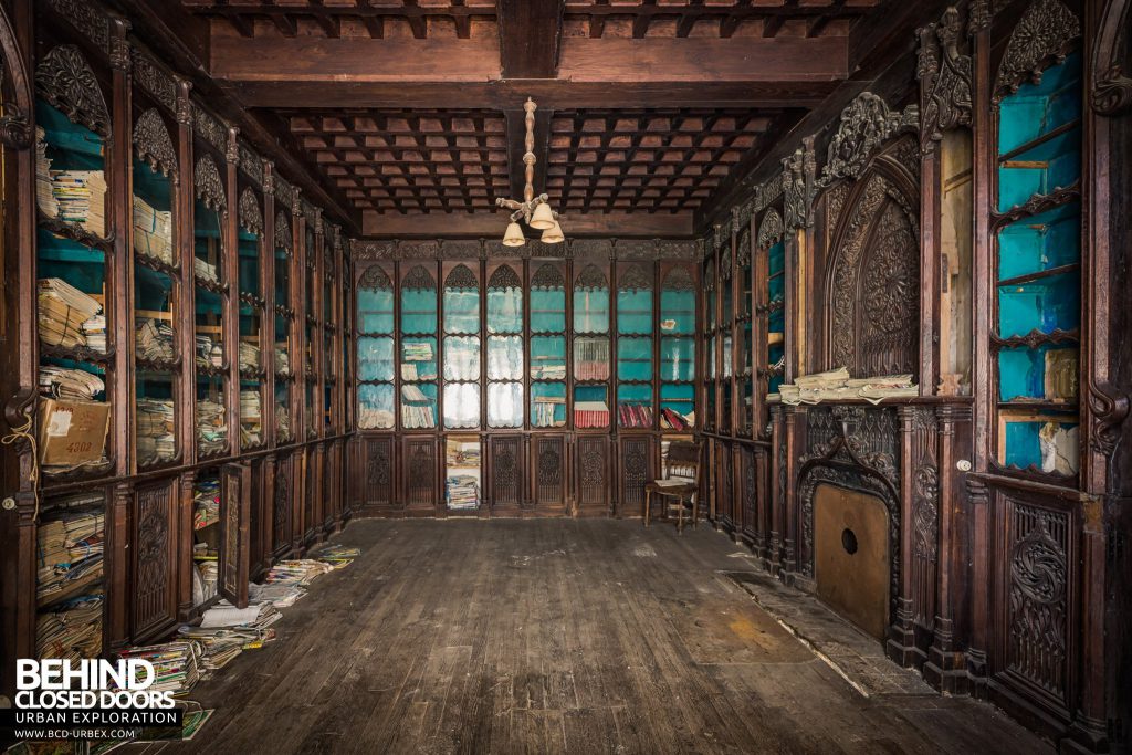 Château Stromae / Castle 65, France - View down the wood panelled library