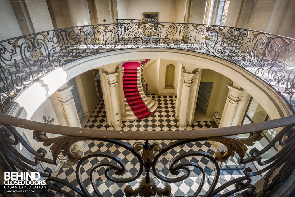 Château Sarco, France - Ironwork railings surrounding circular balcony