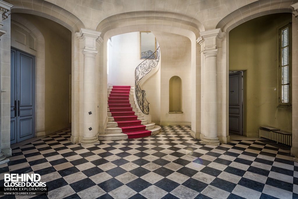 Château Sarco, France - Grand staircase from the entrance hall