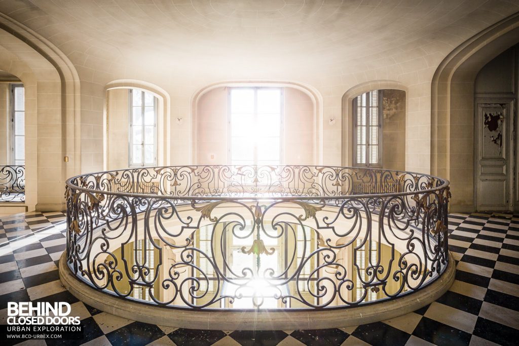 Château Sarco, France - Sunlight flooding the gallery level