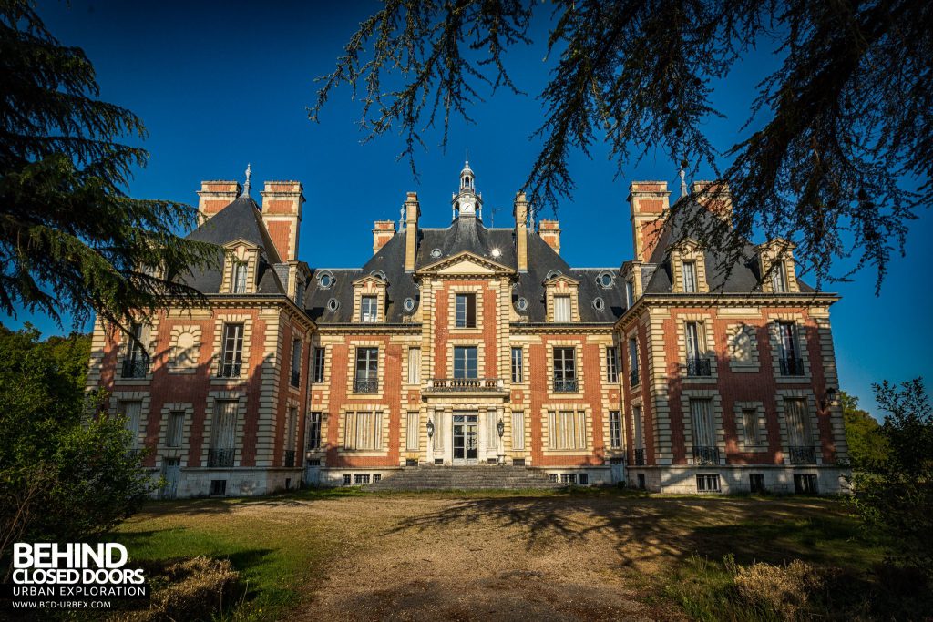 Château Sarco, France - Front of the house viewed from driveway