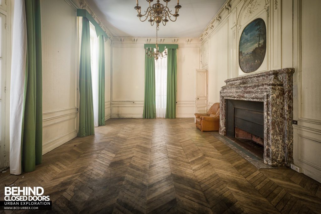 Château Sarco, France - Room with a nice large fireplace