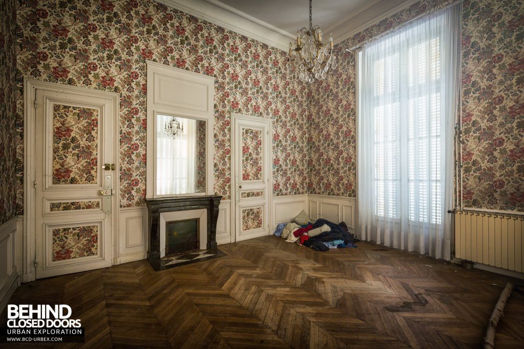 Château Sarco, France - Bedroom with patterned wallpaper