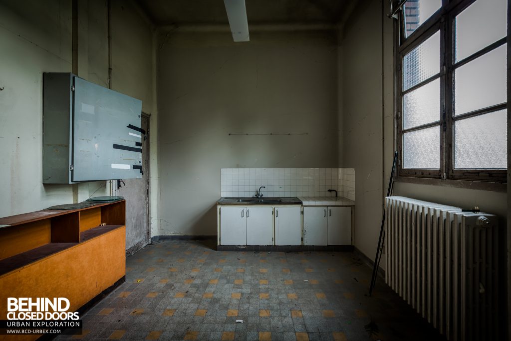 La Morgue Prelude, France - Side room