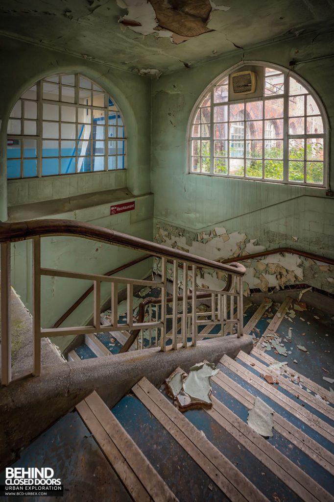 NSRI - Staircase with arched windows