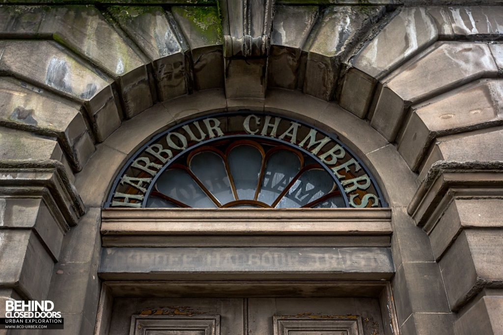 Harbour Chambers, Dundee - Lettering above front entrance