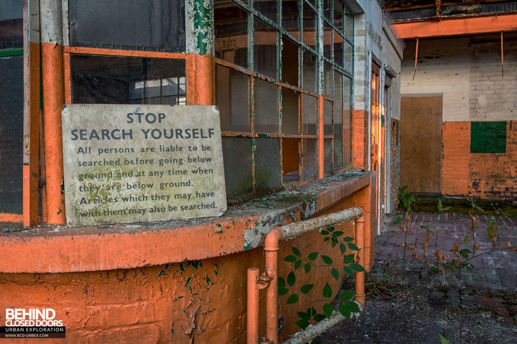 Lamp House - Old sign and decaying rooms in the lamp house