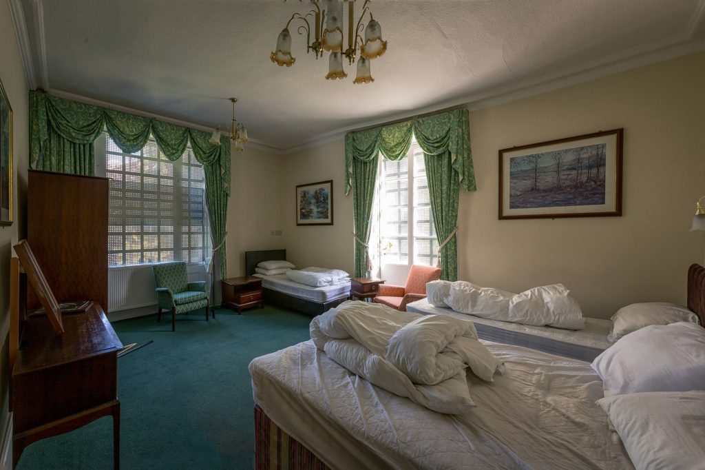 Royal Hotel - Another bedroom
