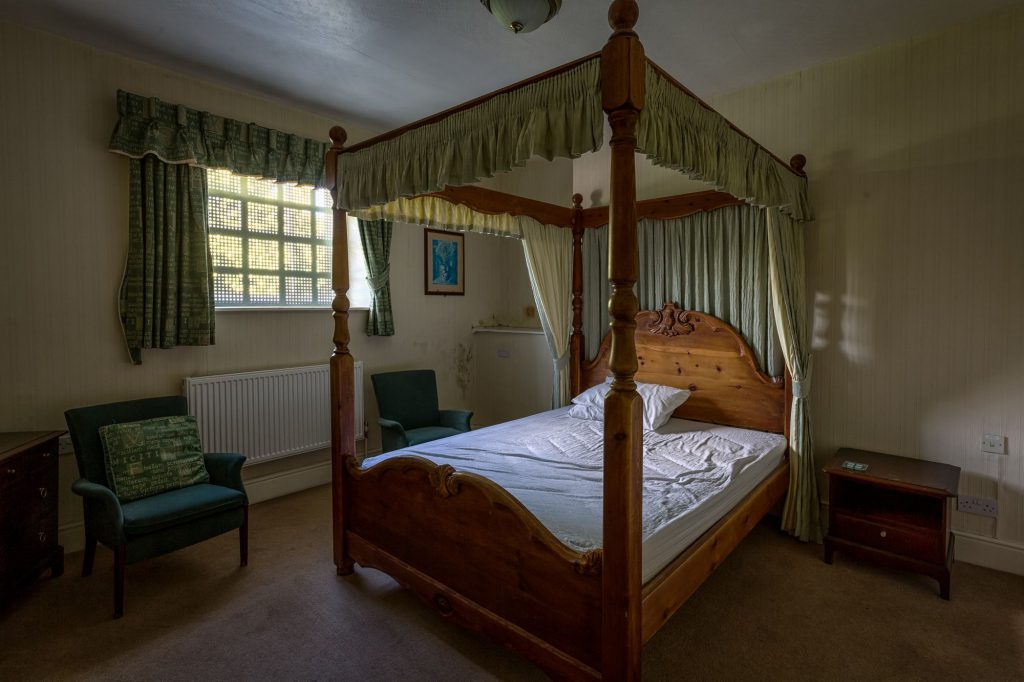 Royal Hotel - The top floor has some four poster beds