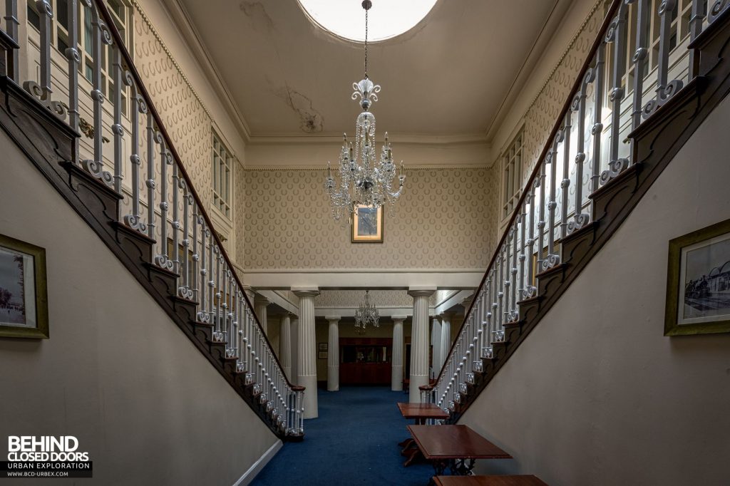 Royal Hotel - Between the staircases