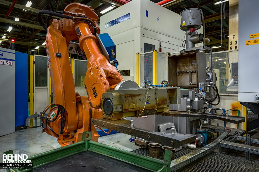 Caterpillar, Gosselies - ABB robot with forked attachment