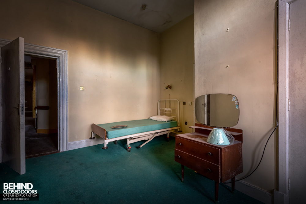 Castle MacGarrett, Ireland - Bedroom with hospital style bed