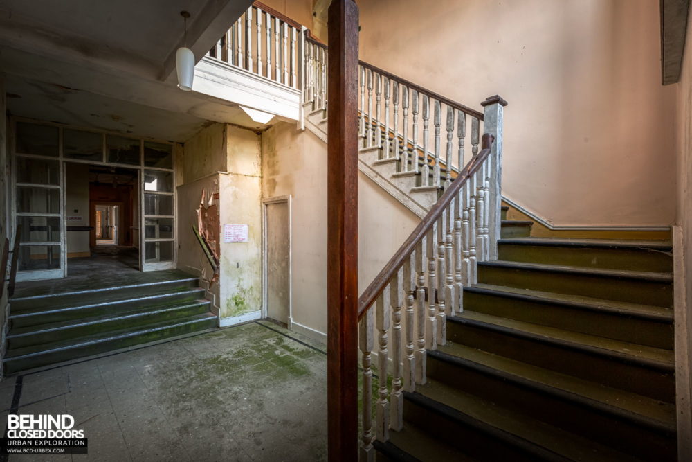Castle MacGarrett, Ireland - Staircase and lobby